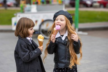 Çocuklar dondurma yiyor.