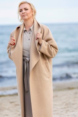 Deniz kenarındaki ceketli kadın.