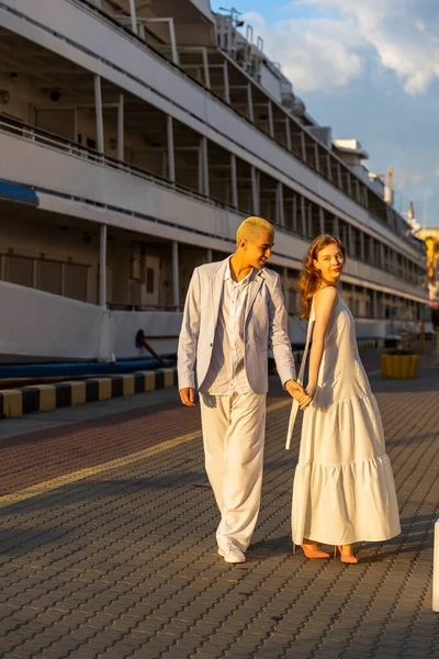 Joven pareja caminando en el puerto —  Fotos de Stock