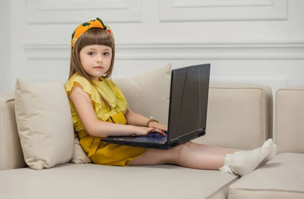 Девушка сидит с ноутбуком — стоковое фото