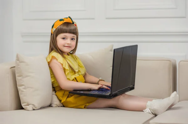 Kız dizüstü bilgisayarla oturuyor — Stok fotoğraf