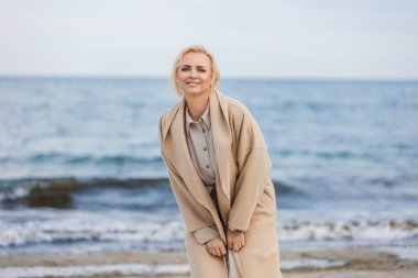 Kumsalda yürüyen yaşlı bir kadın