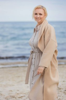 Kumsalda yürüyen yaşlı bir kadın