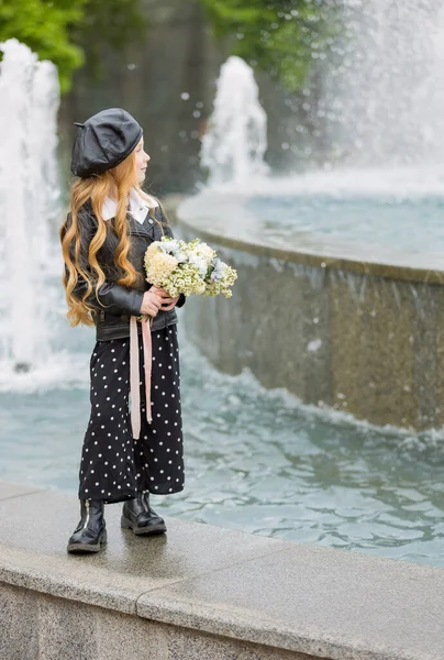 Meisje met een boeket bloemen — Stockfoto