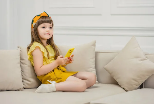 Girl sitting with phone — Stock Photo, Image