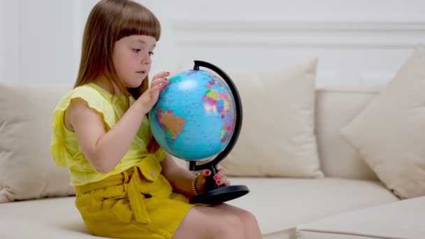 A criança olha para o globo — Vídeo de Stock