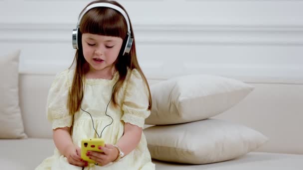 Chica con auriculares cantando una canción — Vídeo de stock