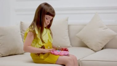 Kız oyuncakla oynuyor, patlat onu.