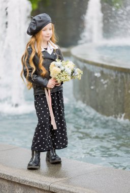 Bir buket çiçekli kız