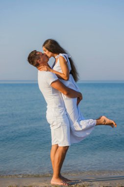 Denizin arkasında öpüşen çift