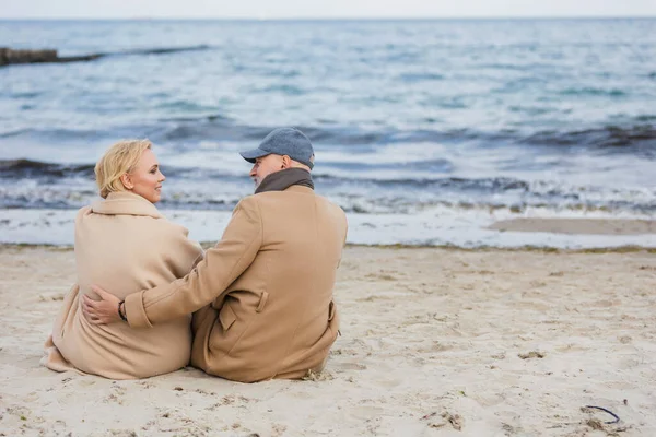 坐在沙滩上的一对老年夫妇 — 图库照片