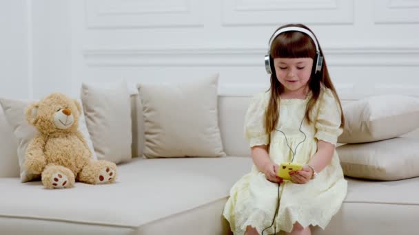 Chica con auriculares cantando una canción — Vídeo de stock