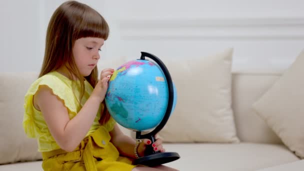 El niño mira al globo — Vídeos de Stock