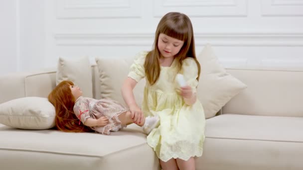 Ragazza che gioca con una bambola — Video Stock