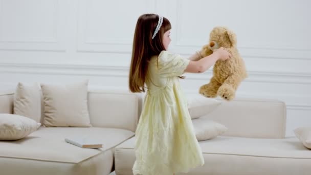 Menina jogando com ursinho de pelúcia — Vídeo de Stock