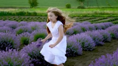 Lavanta tarlasında koşan bir kız