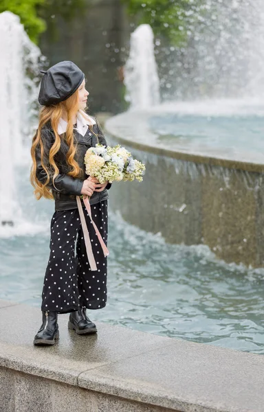 Meisje met een boeket bloemen — Stockfoto