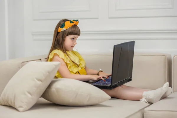 Meisje zitten met laptop — Stockfoto