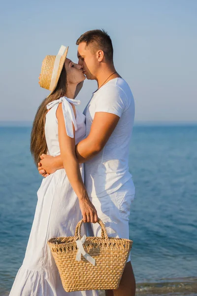 Casal beijando no fundo do mar — Fotografia de Stock