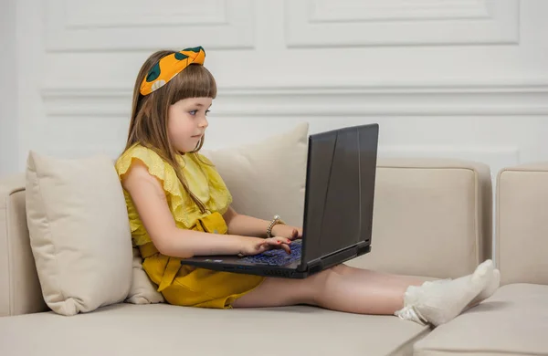 Meisje zitten met laptop — Stockfoto