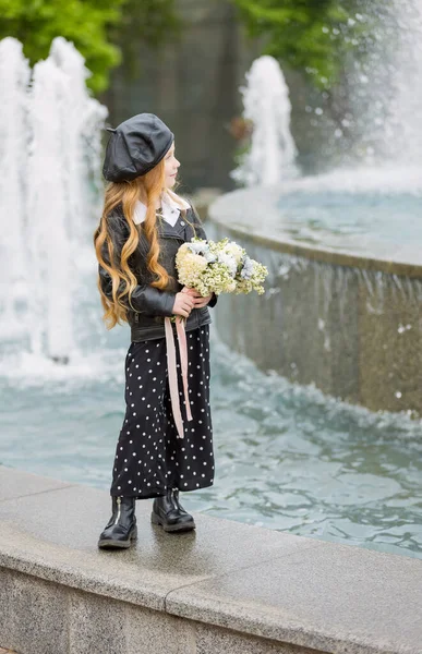 Chica con un ramo de flores — Foto de Stock