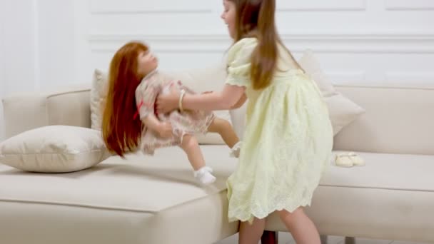 Meisje spelen met een pop — Stockvideo