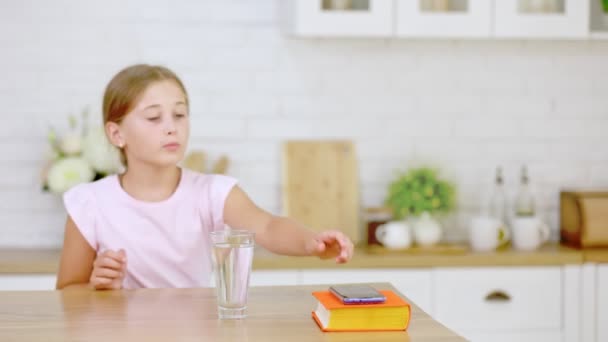 Mädchen trinkt Wasser und Gläser — Stockvideo
