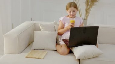 Portakal suyu içen kız