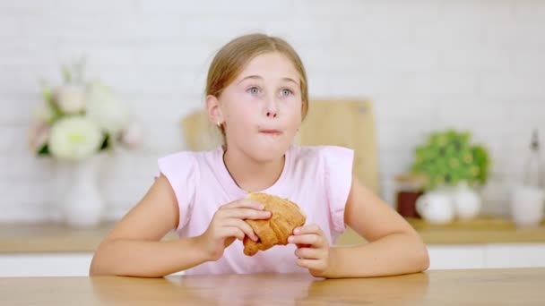 女孩吃羊角面包 — 图库视频影像