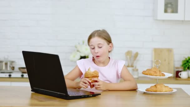 Meisje op zoek naar laptop — Stockvideo