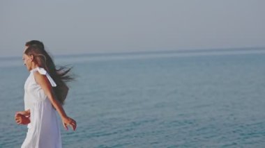 Denize yakın yürüyen çift.