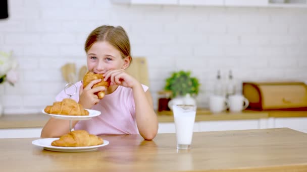 Chica comiendo croissant — Vídeo de stock