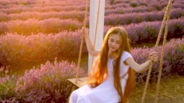 Lavanta tarlasında salıncakta sallanan kız