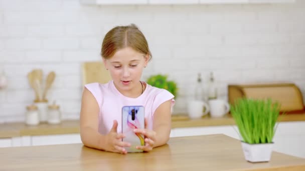 Flickan tittar på telefonen — Stockvideo
