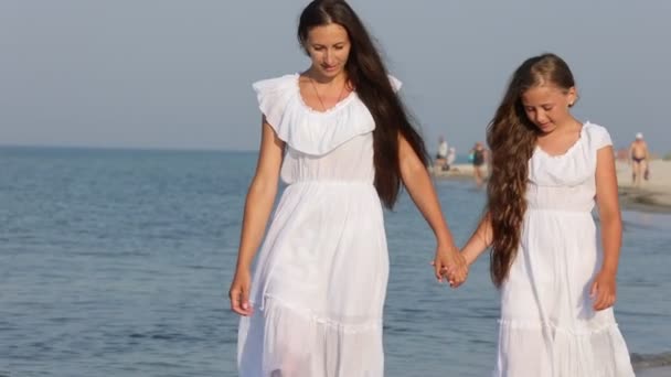 Mamá y su hija caminando por el mar — Vídeo de stock