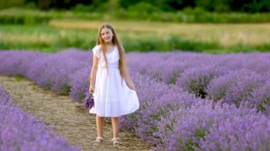 Lavanta üzerinde koşan bir kız