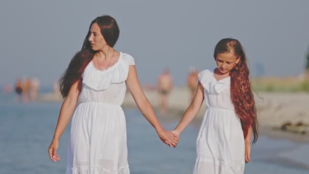 Mamá y su hija caminando por el mar — Vídeo de stock