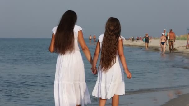 Mamma e figlia a piedi dal mare — Video Stock