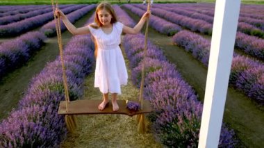 Kız sallanıyor salıncakta