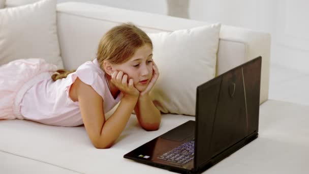 Fata se uită la laptop — Videoclip de stoc