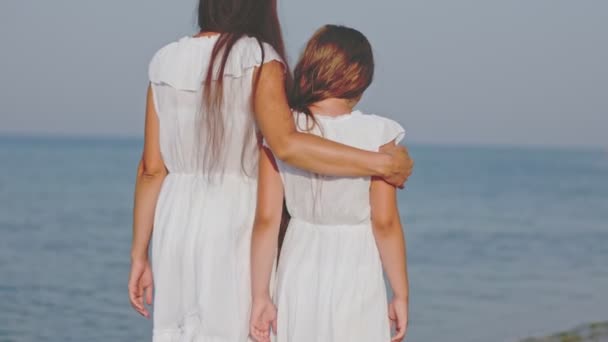 Μαμά και κόρη περπατάνε δίπλα στη θάλασσα — Αρχείο Βίντεο