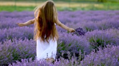 Lavanta üzerinde koşan bir kız