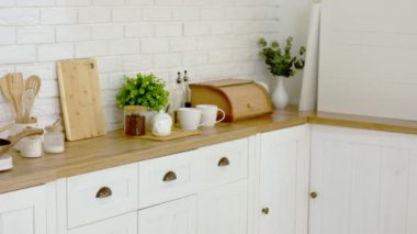 Kız mutfakta bir şey arıyor.