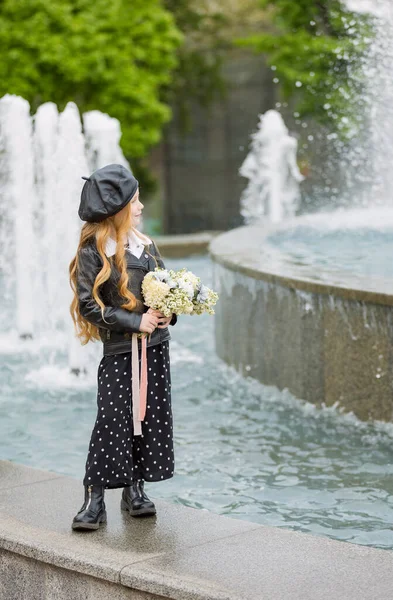 Meisje met een boeket bloemen — Stockfoto