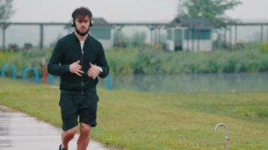 Kulaklıklar ile çalışan adam