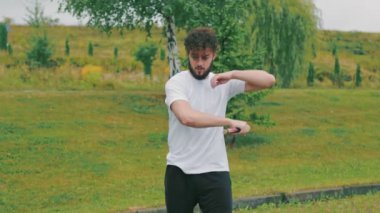 Adam mınçıka çeviriyor.