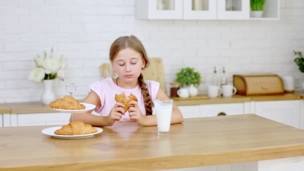 Chica comiendo croissant — Vídeo de stock