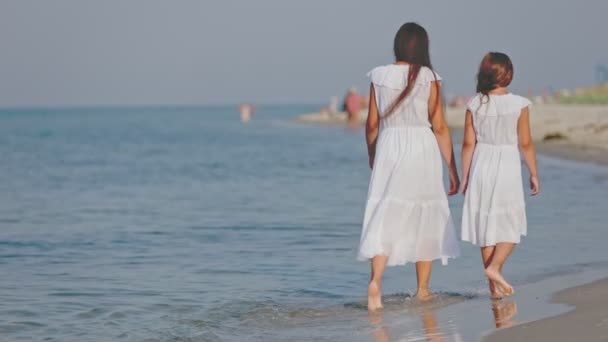 Mamá y su hija están caminando cerca del mar — Vídeos de Stock