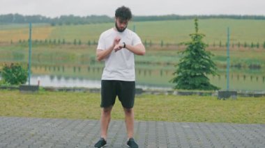 Adam saatini ütülüyor.