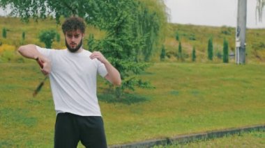 Adam mınçıka çeviriyor.